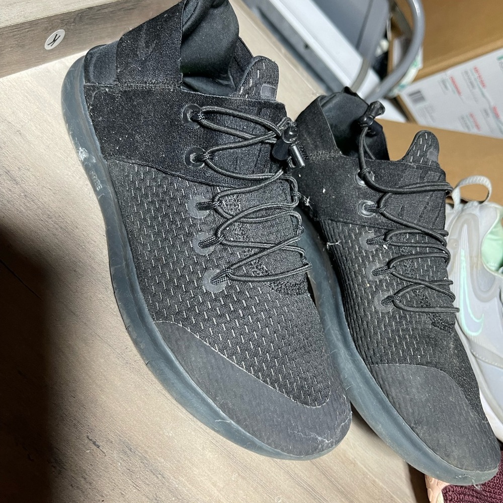 Black Nike tennis shoes